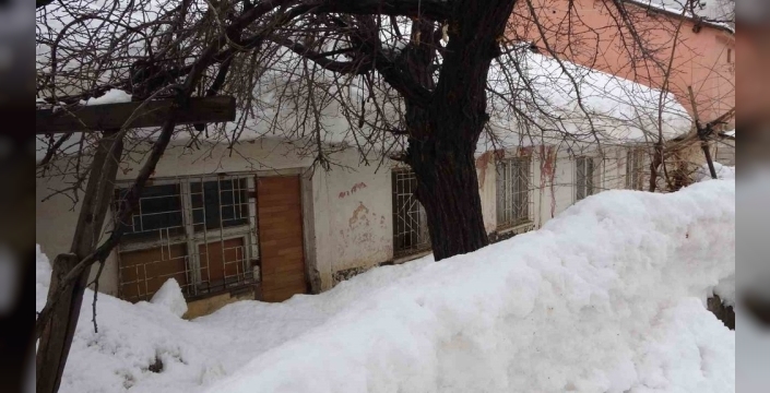 Bitlis'te kar yığınları kardan kaleye dönüştü, 96 köy yolu kapandı