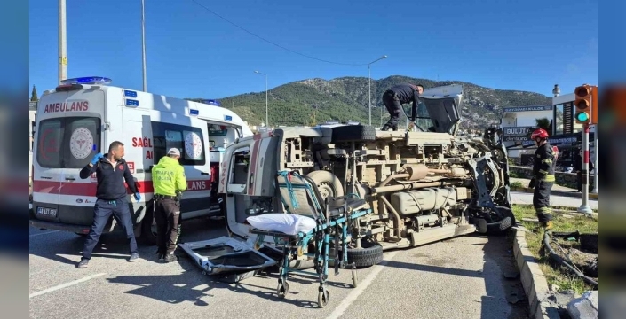 Bodrum'da ambulans devrildi, 4 kişi yaralandı