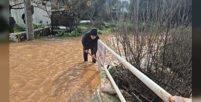 Bodrum'da sağanak: Yollar kapandı, iş yerlerini su bastı