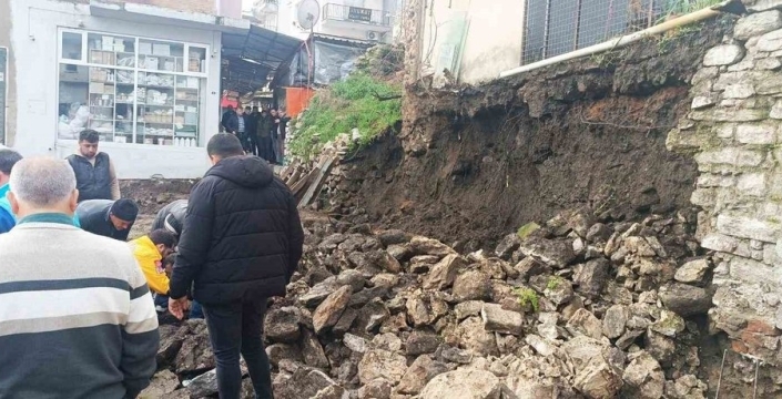 Bozdoğan'da devrilen ağaç ve çöken duvar paniğe neden oldu: 2 yaralı