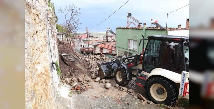 Bozdoğan'da sağanak yağış bahçe duvarını yıktı, can kaybı yaşanmadı