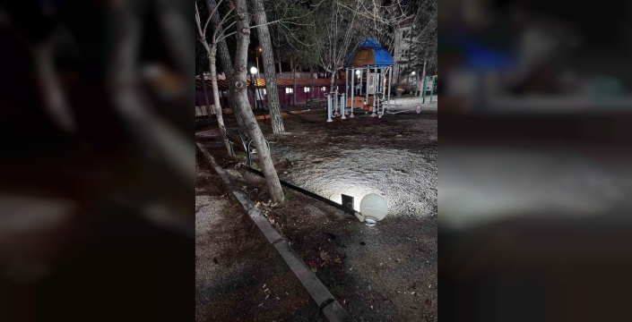 Buldan'da çocuk parkındaki devrilmiş aydınlatma direği ve açık kablolar aileleri korkutuyor