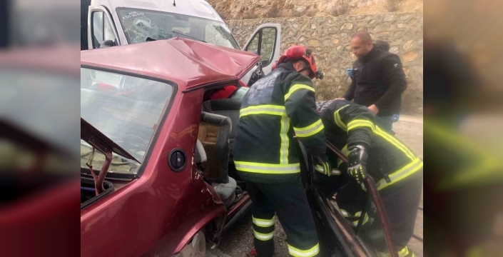 Burdur'da korkunç kaza: Minibüs ile otomobil kafa kafaya çarpıştı, 2 can yitirildi