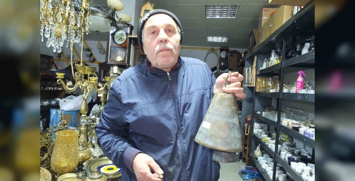 Burhaniye'de 209 yıllık deve çanı antika meraklılarını büyüledi