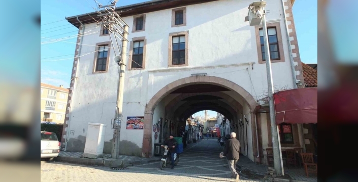 Burhaniye'deki cami, altından geçen yoluyla dikkat çekiyor
