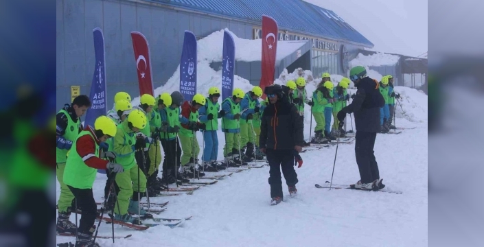 Bursa'da '1000 Çocuk Kayak' projesiyle binlerce öğrenci Uludağ'da karla buluştu, ilk kez kayak yapmanın heyecanını yaşadı!