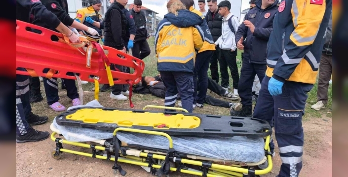 Bursa'da ehliyetsiz sürücü, park halindeki araçlara çarptı: 8 öğrenci yaralandı