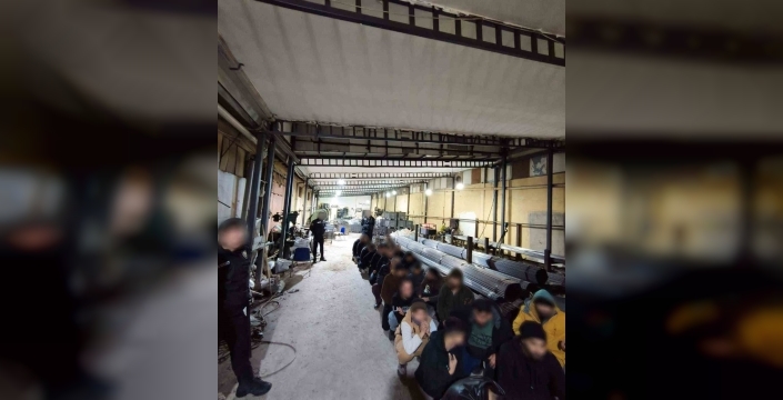 Bursa'da göçmen kaçakçılığına büyük darbe: 29 kişi yakalandı, 3 organizatör gözaltında