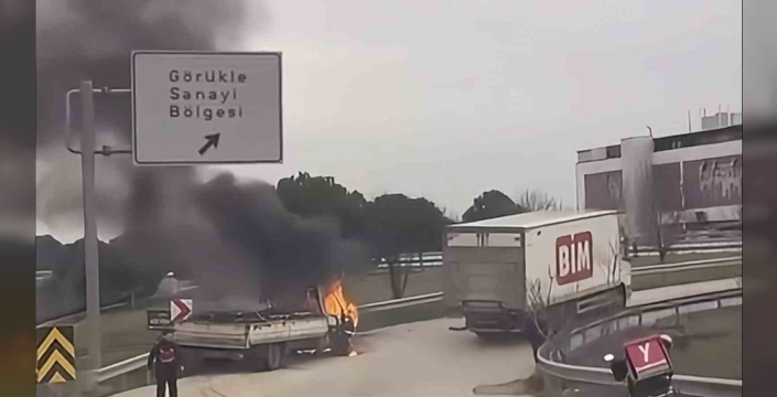 Bursa'da seyir halindeki kamyonet alev aldı: Sürücü son anda kurtuldu