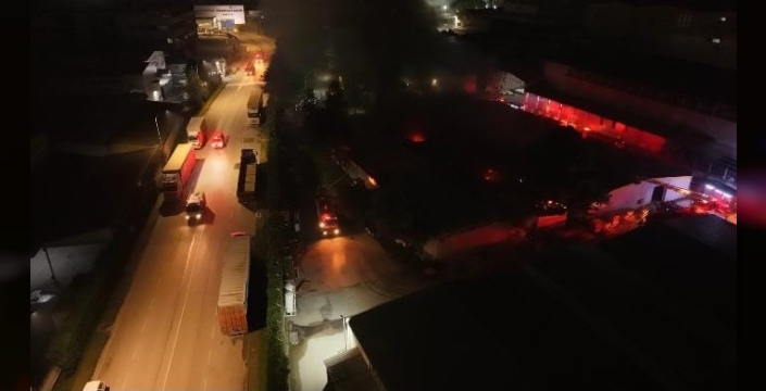Bursa'da tekstil fabrikasında gece yangını: Yoğun duman paniğe neden oldu