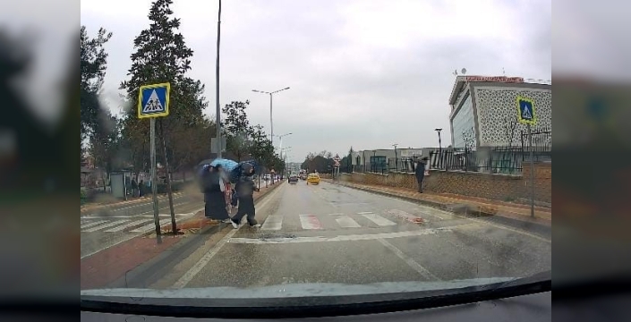 Bursa'da yaya geçidinde dehşet anları: Öğrenciler kıl payı kurtuldu