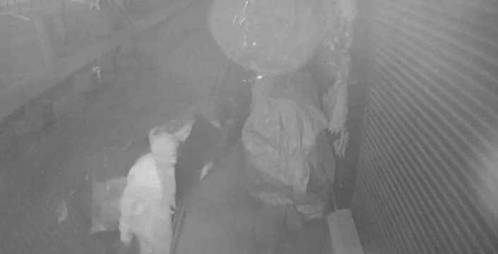 Çalınan branda çöp poşetine sığmadı, hırsız iki eliyle taşıdı!