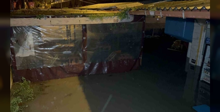 Çanakkale'de Sarıçay taştı: İş yerleri ve duraklar sular altında kaldı, tekneler battı