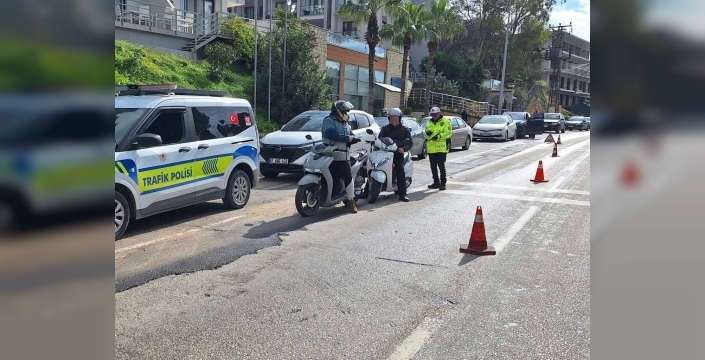 Çeşme'de motosiklet denetimleri: 700 sürücüye 3,5 milyon TL ceza