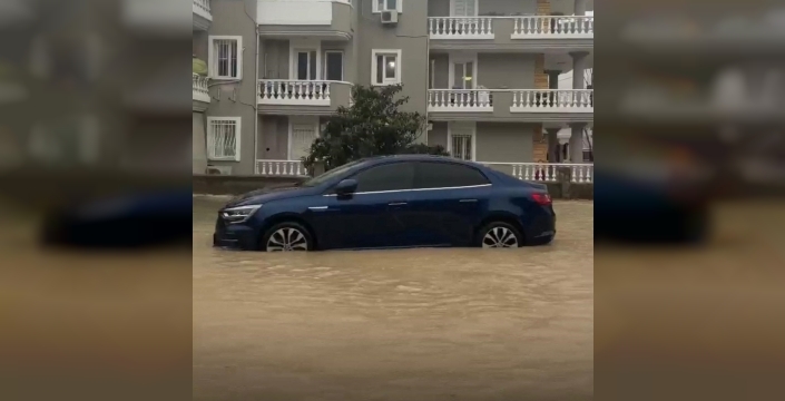 Çeşme'de şok yağış: Caddeler nehre döndü, hayat felç oldu!