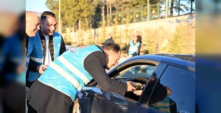 Demirci'de iftar saati öncesi sürücülere iftariyelik ikramı