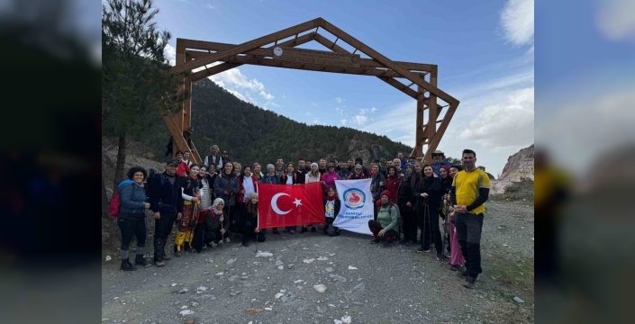 Denizli'de doğaseverler yeşil parkurlarda yürüyüş yapıyor