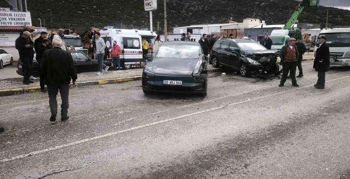 Denizli'de üç araçlık kavşak kazası: Bir kişi ağır yaralandı