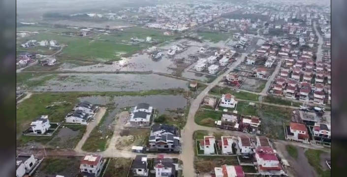 Dikili'de yağış durdu ama sular çekilmedi, mahalle sular altında kaldı