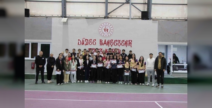 Düzce'de tenis şampiyonları belirlendi