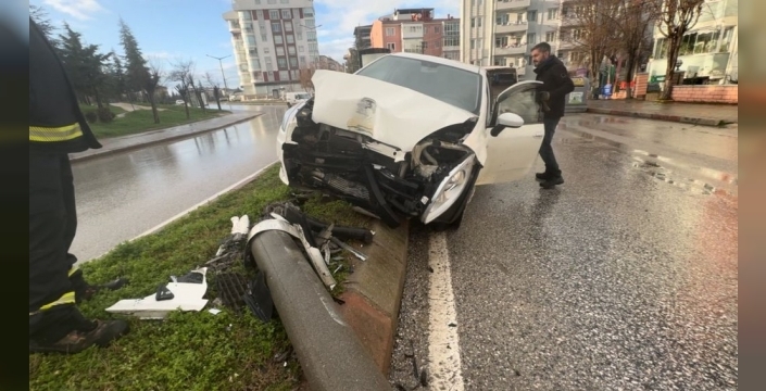 Edirne'de alkollü sürücünün kazası direği devirdi