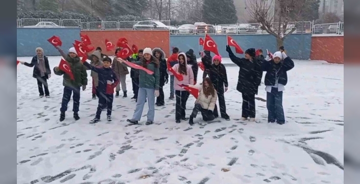 Edirne'de okullar karla buluştu, öğrenciler ilk kez tanıştıkları beyaz örtüyle coştu!