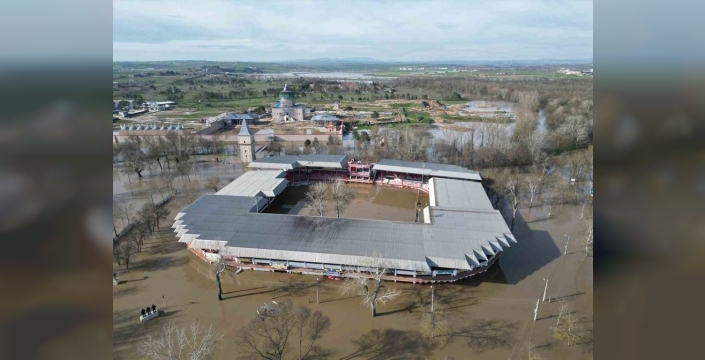 Edirne Sarayiçi güreş alanında su seviyesi düşüyor