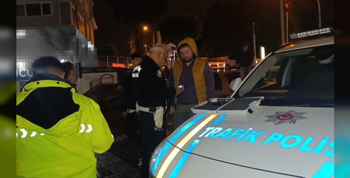 Ehliyetsiz sürücü, kırmızı ışıkta bekleyen araca çarptı