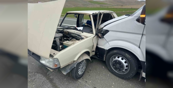 Elazığ'da minibüs ile Tofaş çarpıştı: 4 kişi yaralandı