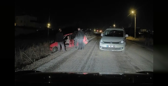 Engelli sürücü direksiyon başında kaza yaptı, arkadaşları kurtardı