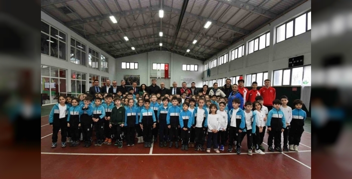 Ertuğrul Sağlam, genç tenisçilerle buluştu: 'Spor, güçlü karakter inşasıdır