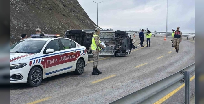Erzincan'da emniyet kemeri sayesinde kaza yara almadan atlatıldı