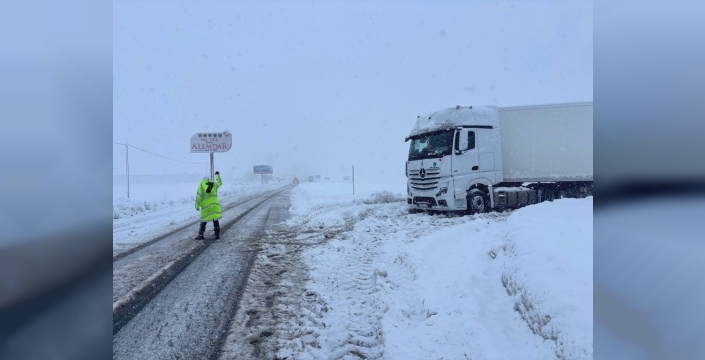 Erzincan yolları tipiye teslim: Ulaşım felç oldu!