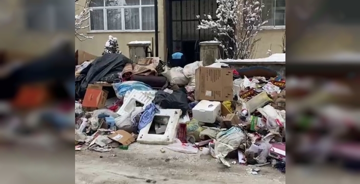 Erzurum'da 10 yıllık çöp dramı: Evden tonlarca atık çıkarıldı