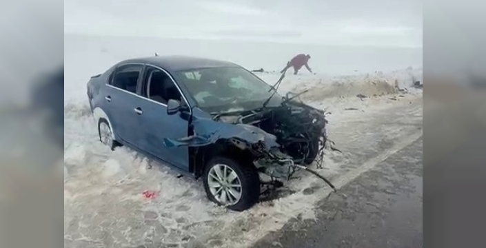 Erzurum'da gizli buzlanma faciaya yol açtı: Otomobil ile tır çarpıştı, sürücüler yaralandı