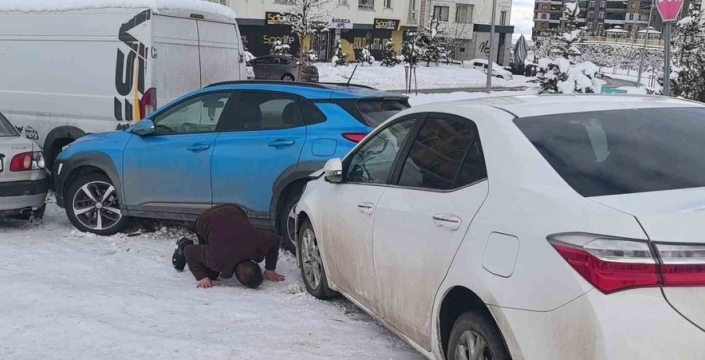 Erzurum'da zincirleme kaza: Düşen sürücü tehlikeyi gösterdi
