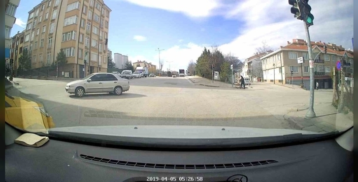 Eskişehir'de seyir halindeki kamyonetten eşya düştü