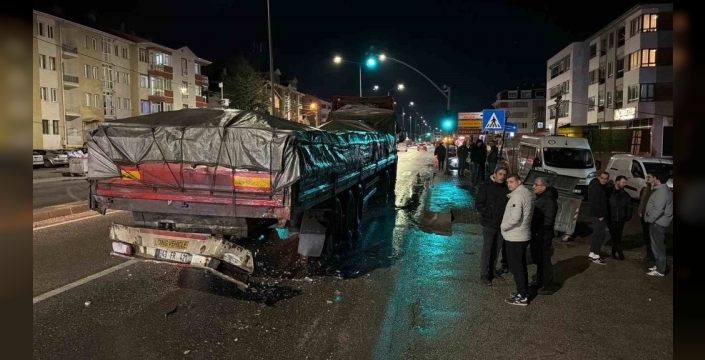 Eskişehir'de tıra arkadan çarpan otomobilin sürücüsü yaralandı