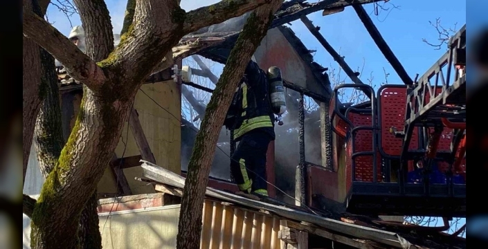 Ev sahibi yangını söndürmeye çalışırken yaralandı: Alevler kontrol altına alındı