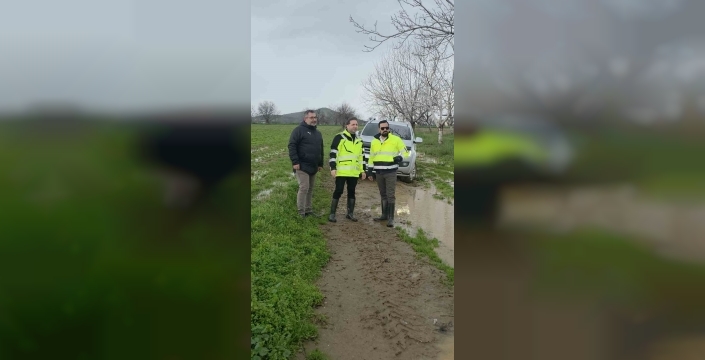 Gazeteci, sel haberini yaparken çamura saplandı: İlçe başkanı kurtardı