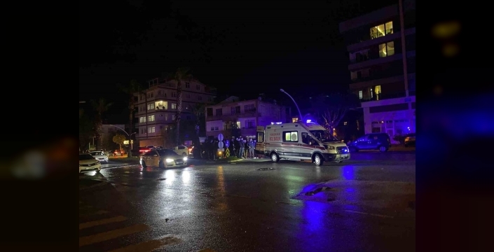 Gazipaşa'da kaza: Kamyonet refüje çıktı, 2 kişi yaralandı