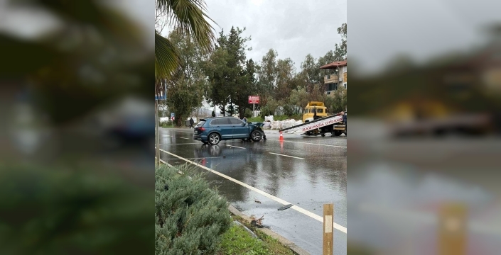 Gazipaşa'da yağmurda kayganlaşan yolda araç refüje çıktı, şans eseri kimse yaralanmadı