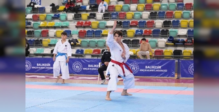 Genç karateciler Balıkesir'de grup birinciliği için tatamiye çıktı