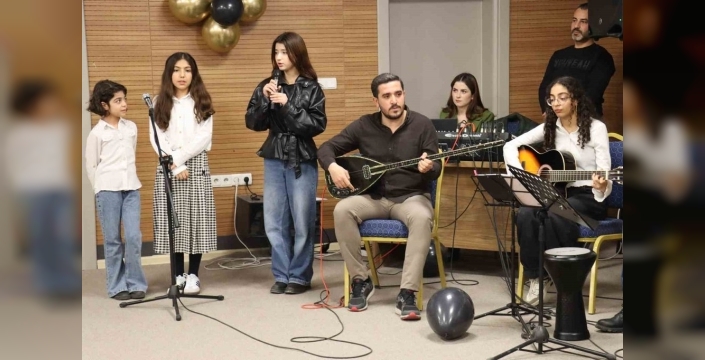 Gençlerden ara tatilde unutulmaz konser: Türküler ve şiirler Esentepe'yi inletti