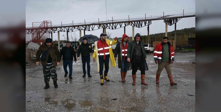 Germencik Belediye Başkanı, sağanak sonrası çizmeleri giyip sahaya indi