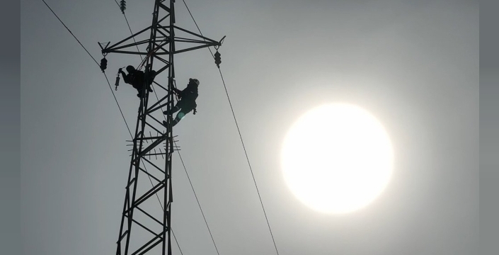 Hakkari'de dondurucu soğukta enerji kahramanları: 2 bin rakımda karla mücadele