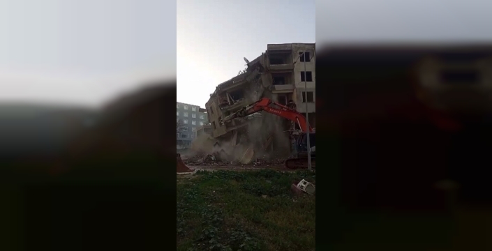 Hatay'da ağır hasarlı bina iş makinesiyle yıkıldı