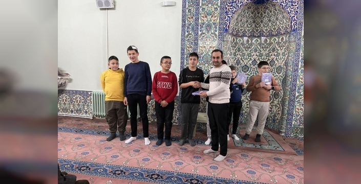 Hisarcık'ta minik müezzinler unutulmadı: Camilerde görev alan öğrenciler ödüllendirildi