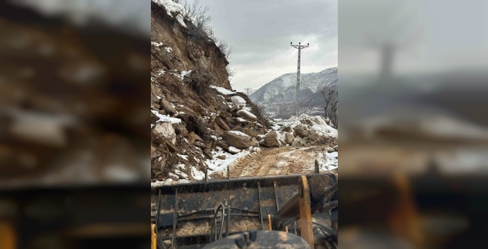 Hizan'da kar eridi, heyelan yolları kapattı