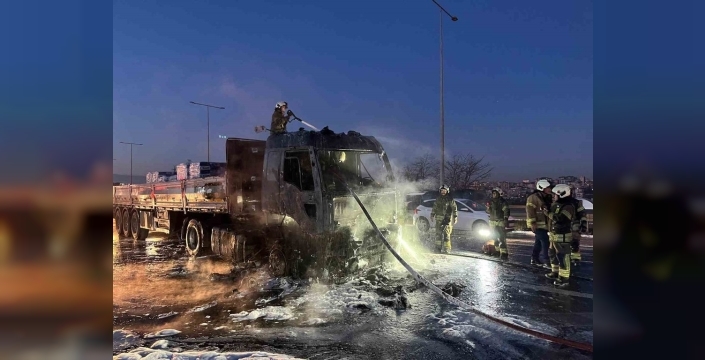İstanbul'da alev alan tır kullanılmaz hale geldi
